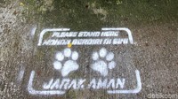 Penerapan physical distancing atau jaga jarak pun dilakukan dengan membuat sejumlah tanda terkait informasi penerapan jaga jarak bagi pengunjung selama beraktivitas di kebun binatang tersebut.