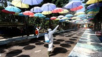 Dua orang petugas sedang menyemprotkan cairan disinfektan ke sejumlah area Taman Satwa Taru Jurug atau Solo Zoo, Jawa Tengah, Kamis (18/6/2020).
