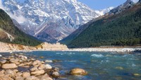Sikkim punya warna-warni kehidupan. Aneka warna tersebut tak hanya tercermin lewat alam dan bangunan, tapi juga etnis dan budaya. Lembah indah milik India ini jadi rumah bagi tiga etnis berbeda yakni Lepcha, Bhutia, dan suku Nepal. Kekayaan ragam ini juga tercermin lewat warna-warni kuil dan bendera doa, bendera warna-warni khas suku Tibet. Istimewa/dok.esikkimtourism.in  