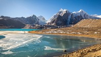 Sikkim punya pesona dari tiga tempat yang jadi batas langsung wilayahnya: Tibet di sebelah utara, Bhutan di sebelah timur, dan dataran tinggi Darjeeling di sebelah selatan. Eksotisme Tibet terlihat dari banyaknya kuil, bendera doa, dan Chorten (batu keramat). Eloknya alam Bhutan menyumbang lanskap hijau, hamparan karpet bunga, serta danau yang luas. Istimewa/dok.esikkimtourism.in  