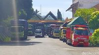 Ratusan Sopir Truk Logistik Di Banyuwangi Mogok, Tolak Rapid Test Yang ...