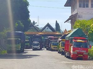 Ratusan Sopir Truk Logistik di Banyuwangi Mogok, Tolak Rapid Test yang Mahal