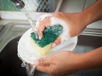 Hiii! Spons Cuci Piring Lebih Kotor dari Toilet, Perlu Rutin Diganti