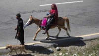 Warga Kashmir beraktivitas di tengah ketegangan India dan China. AP Photo/Mukhtar Khan.