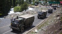 Rombongan tentara India berkonvoi di Jalan Raya Srinagar-Ladakh, Selasa (17/6) waktu setempat. AP Photo/Mukhtar Khan.