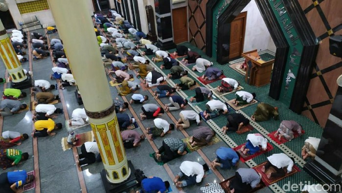 Suasana salat Jumat di Masjid Ciamis