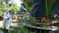 Petugas menyemprotkan cairan disinfektan di kawasan Solo Zoo atau Taman Satwa Taru Jurug (TSTJ) di Solo, Jawa Tengah, Kamis (18/6). 