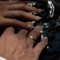 Dalam sebuah unggahan di Instagram, Tara Basro dan aktor Daniel Adnan memperlihatkan foto bergandengan tangan dengan menggunakan cincin di jari manis. Foto tersebut menjadi sebuah penanda bahwa Tara Basro dan Daniel Adnan telah resmi menikah.  Foto: Dok. Instagram Tara Basro