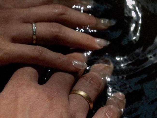 Dalam sebuah unggahan di Instagram, Tara Basro dan aktor Daniel Adnan memperlihatkan foto bergandengan tangan dengan menggunakan cincin di jari manis. Foto tersebut menjadi sebuah penanda bahwa Tara Basro dan Daniel Adnan telah resmi menikah.  Foto: Dok. Instagram Tara Basro