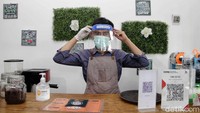 Memasuki new normal beberapa tempat nongkrong di Jakarta mulai dibuka kembali. Meski kembali dibuka, sejumlah protokol kesehatan pun diterapkan sebagai upaya pencegahan penyebaran virus Corona, seperti yang dilakukan di kedai Fam Coffee.