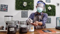Selain mengenakan masker dan face shield atau pelindung wajah, para pegawai di kedai Fam Coffee diwajibkan untuk selalu menjaga kebersihan saat beraktivitas.