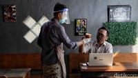 Para pengunjung yang datang ke kedai kopi tersebut juga diimbau untuk menerapkan protokol kesehatan, salah satunya dengan mengenakan masker.