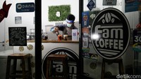 Seorang barista sedang membuat kopi di kedai Fam Coffee yang berada di kawasan Pasar Minggu, Jakarta, Kamis (18/6/2020).