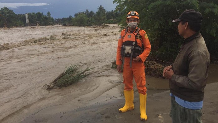 Tim SAR membangun posko di lokasi banjir yang merendam 2 desa di Sigi Sulteng untuk mengantisipasi banjir susulan (dok. Istimewa).