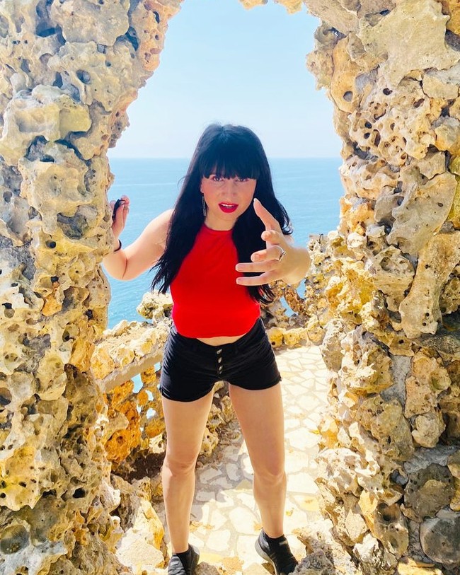 Wanita bernama Veronica Trufasu itu pada dasarnya mengajarkan wanita bagaimana cara untuk mendapatkan klimaks dalam bercinta. Veronica mengajarkan sejumlah teknik yang perlu dikuasai wanita, salah satunya adalah mengangkat beban dengan bagian intim. Foto: dok. Instagram