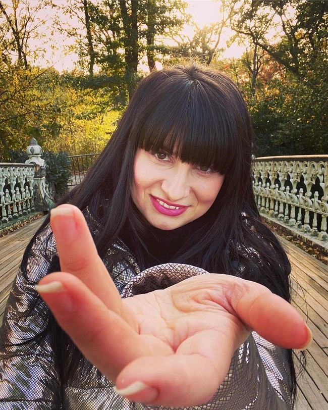 Profesi uniknya itu datang karena dari pengalamannya sendiri. Wanita 32 tahun itu mengaku bahwa selama ini dia sulit untuk mencapai kenikmatan saat bercinta. Baru di usia 30 atau dua tahun lalu Veronica baru merasakan orgasme pertamanya. Foto: dok. Instagram