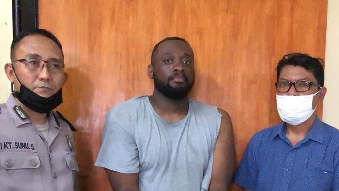 WN Amerika, Marcus Dorian Price (tengah) diamankan karena ngutil cincin di toko emas Bali