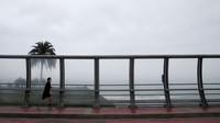 Pemain bulu tangkis Para Peru Pedro Pablo de Vinatea Pepe berlari di jalan-jalan Miraflores selama penguncian virus Corona.  