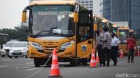 Bus sekolah gratis tersebut diluncurkan untuk memecah keramaian moda transportasi kereta.