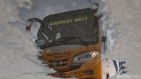Bus-bus tersebut diluncurkan dengan berbagai tujuan seperti kota-kota penyangga Ibu kota.
