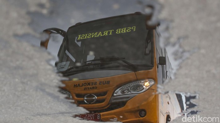 Pemprov DKI Jakarta menerjunkan 50 unit bus sekolah gratis untuk mengangkut penumpang KRL yang menumpuk demi mengurangi penyebaran virus Corona.
