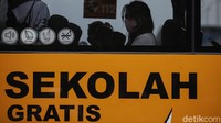 Sejumlah bus sekolah terparkir di Stasiun Sudirman, Jakarta, Jumat (19/6/2020).