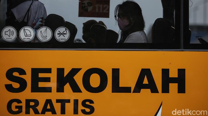 50 Bus Sekolah Diperbantukan Angkut Penumpang KRL Pemprov DKI Jakarta menerjunkan 50 unit bus sekolah gratis untuk mengangkut penumpang KRL yang menumpuk demi mengurangi penyebaran virus Corona.