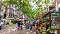 Pedestrian La Rambla di Barcelona membentang sekitar 1,6 kilometer dari Placa Catalunya. Pedestrian ini tentunya bebas mobil dan dipenuhi berbagai kegiatan masyarakat lokal. Di sana banyak musisi jalanan, kafe, dan pasar La Boqueria yang biasanya ramai dikunjungi pada pagi hari. (Foto: iStock)