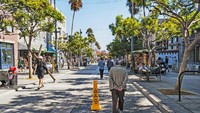 Third Street Promenade di Los Angeles membentang sekitar 3 blok dan penuh dengan restoran, toko, dan tempat hiburan di kanan-kirinya. Pedestrian itu juga makin indah dengan pepohonan di pinggir jalan, air mancur dan kolam di bagian tengah yang berhiaskan pohon palem di sekelilingnya. Pengunjung pun akan merasakan nuansa California klasik saat datang ke sana. (Foto: iStock)