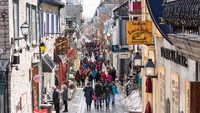 Di Kanada, ada sebuah jalan yang bernuansa Eropa. Namanya Rue du Petit-Champlain yang bergaya Prancis. Pedestrian ini juga dipenuhi mural yang dilukis di sisi rumah 102 Rue du Petit-Champlain. Mural ini penuh warna yang menggambarkan sejarah lingkungan, termasuk pemboman tahun 1759, tanah longsor 1889, dan kebakaran hutan 1682. (Foto: iStock)