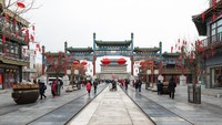 Berjarak sekitar 800 meter dari Archery Tower Qianmen, Qianmen Street merupakan yang paling terkenal di Beijing. Pedestrian ini sempat direnovasi menjelang pelaksanaan Olimpiade Beijing 2008. Dulunya di sekitaran pedestrian terdapat bengkel, gudang, dan teater. Setelah renovasi, jalanan ini lebih populer dengan kehidupan malamnya. (Foto: iStock)