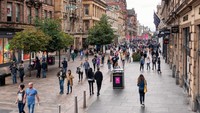 Buchanan Street, Glasgow di Skotlandia membentang di tengah kawasan komersial Victorian dan Edwardian yang bergaya arsitektur Skotlandia abad ke-19. Sejak 2003, pedestrian menjadi lokasi favorit wisatawan dan menjadi jantung aktivitas di Glasgow. Selain digemari wisatawan, masyarakat lokal juga bisa dengan bebas mengadakan acara sosial, festival atau sekadar berjalan-jalan. (Foto: iStock)