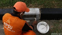 Separator dicat dengan warna hitam dan putih.