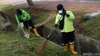 Petugas juga memotong rumput liar di kawasan tersebut.