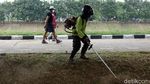 Aksi Pasukan Oranye Percantik Jalan Inspeksi KBT