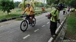 Aksi Pasukan Oranye Percantik Jalan Inspeksi KBT