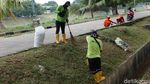 Aksi Pasukan Oranye Percantik Jalan Inspeksi KBT