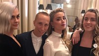 Amber dan Cara memang dikenal sebagai sahabat dekat. Dok. Instagram/amberheard