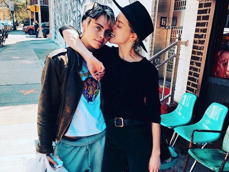Potret Kebersamaan Amber Heard dan Cara Delevingne