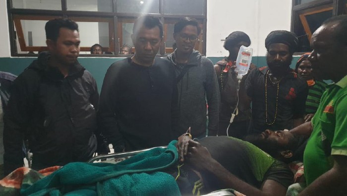 Anggota KKB Papua Tendison Enumbi tertembak pistol sendiri.