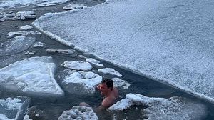 Brr... Pria Ini Kuat Banget, Hobinya Berenang di Lautan Es