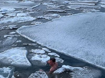 Brr... Pria Ini Kuat Banget, Hobinya Berenang di Lautan Es