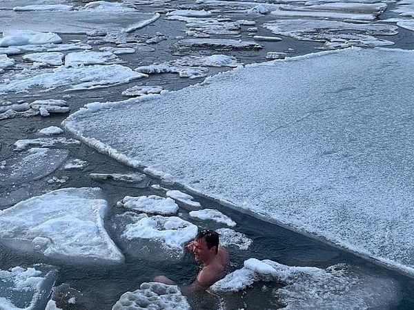 Brr... Pria Ini Kuat Banget, Hobinya Berenang di Lautan Es