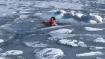 Brr... Pria Ini Kuat Banget, Hobinya Berenang di Lautan Es