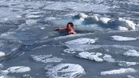 Dalam seminggu, dia bisa satu hingga 3 kali berenang di lautan es. Arne menyebut berenang di lautan es lebih banyak menyenangkannya daripada mengerikan. (Instagram/@avhaugland)