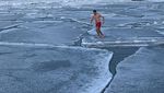 Brr... Pria Ini Kuat Banget, Hobinya Berenang di Lautan Es