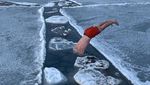 Brr... Pria Ini Kuat Banget, Hobinya Berenang di Lautan Es