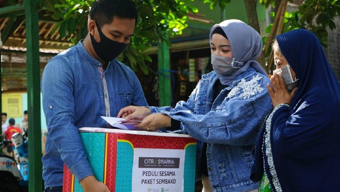 Bantuan untuk Warga Terdampak COVID-19 Sejumlah warga di Jawa Barat sangat terdampak akibat pandemi COVID-19. Sejumlah lembaga pun memberikan bantuan untuk mereka.