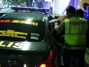 Bule Belgia Diamankan Warga Setelah Ngutil di Sebuah Minimarket Surabaya
