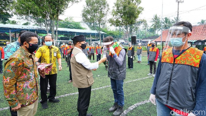 Bupati Banyuwangi Serahkan Sertifikat Kompetensi New Normal ke 91 Pemandu Wisata